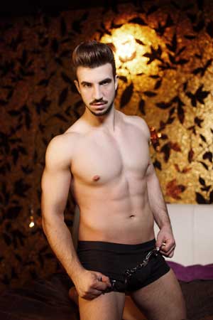 Mettes mand knæler og vil gerne underkaste sig 24/7 dominans