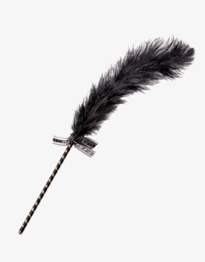 Den lange strudse-fjerpen fra frisky føles kildende og pirrende, når den stryges over huden