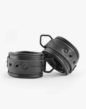 Hot Time padded sorte læder manchetter med kæde - håndled