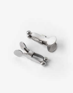 Klemmer i stål til bryster og intime områder